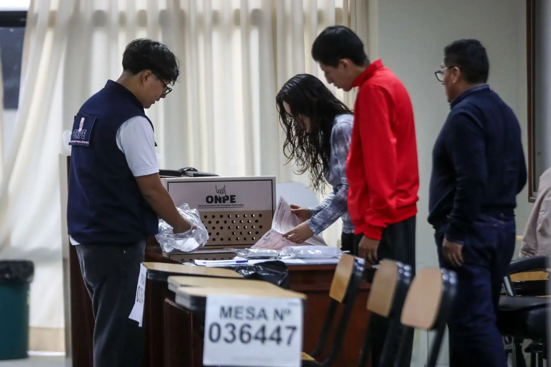 Miles de peruanos acuden este domingo a los centros de votación para participar en la segunda vuelta electoral que definirá al próximo presidente de la República entre Keiko Fujimori y Roberto Sánchez. Con las mesas de sufragio instaladas y la votación en marcha, los ciudadanos ejercen su derecho al voto en una jornada que se desarrolla bajo la supervisión de los organismos electorales. Foto: Ricardo Cuba.