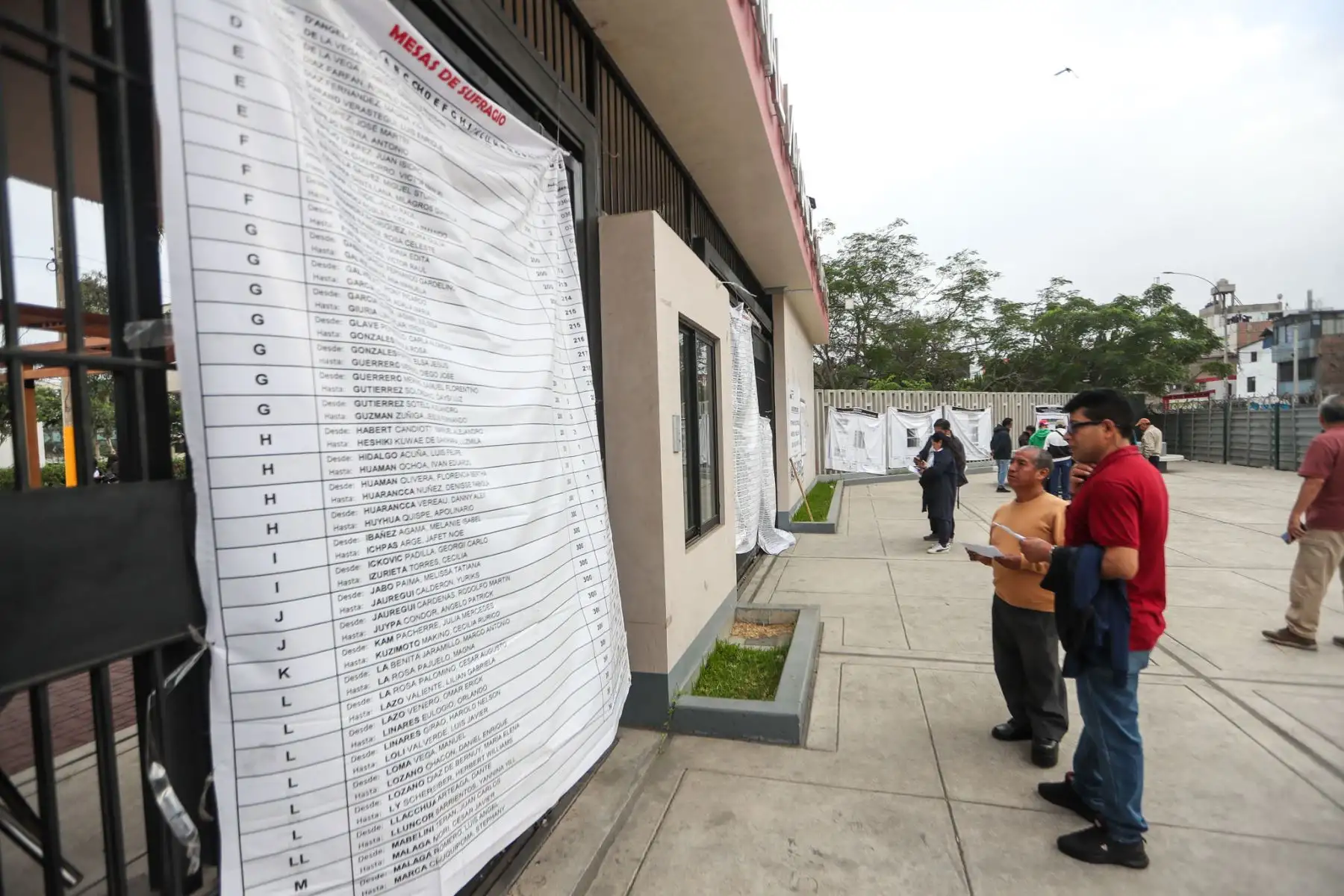 Miles de peruanos acuden este domingo a los centros de votación para participar en la segunda vuelta electoral que definirá al próximo presidente de la República entre Keiko Fujimori y Roberto Sánchez. Con las mesas de sufragio instaladas y la votación en marcha, los ciudadanos ejercen su derecho al voto en una jornada que se desarrolla bajo la supervisión de los organismos electorales. Foto: Ricardo Cuba.