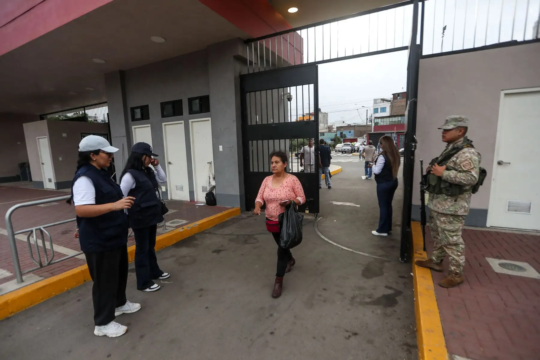 Miles de peruanos acuden este domingo a los centros de votación para participar en la segunda vuelta electoral que definirá al próximo presidente de la República entre Keiko Fujimori y Roberto Sánchez. Con las mesas de sufragio instaladas y la votación en marcha, los ciudadanos ejercen su derecho al voto en una jornada que se desarrolla bajo la supervisión de los organismos electorales. Foto: Ricardo Cuba.
