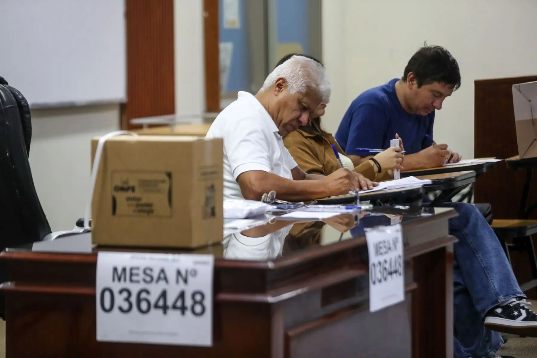 Miles de peruanos acuden este domingo a los centros de votación para participar en la segunda vuelta electoral que definirá al próximo presidente de la República entre Keiko Fujimori y Roberto Sánchez. Con las mesas de sufragio instaladas y la votación en marcha, los ciudadanos ejercen su derecho al voto en una jornada que se desarrolla bajo la supervisión de los organismos electorales. Foto: Ricardo Cuba.
