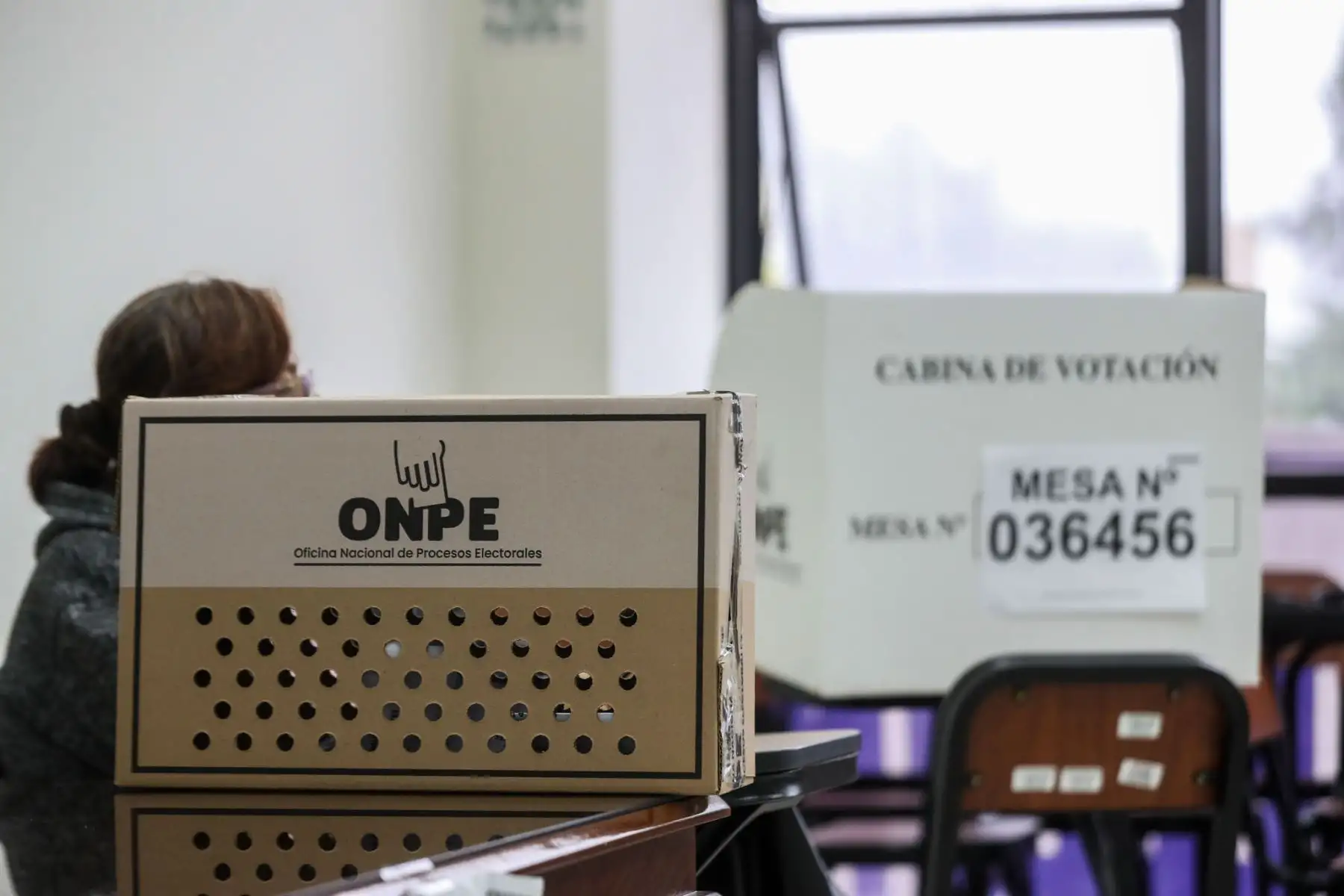 Miles de peruanos acuden este domingo a los centros de votación para participar en la segunda vuelta electoral que definirá al próximo presidente de la República entre Keiko Fujimori y Roberto Sánchez. Con las mesas de sufragio instaladas y la votación en marcha, los ciudadanos ejercen su derecho al voto en una jornada que se desarrolla bajo la supervisión de los organismos electorales. Foto: Ricardo Cuba.