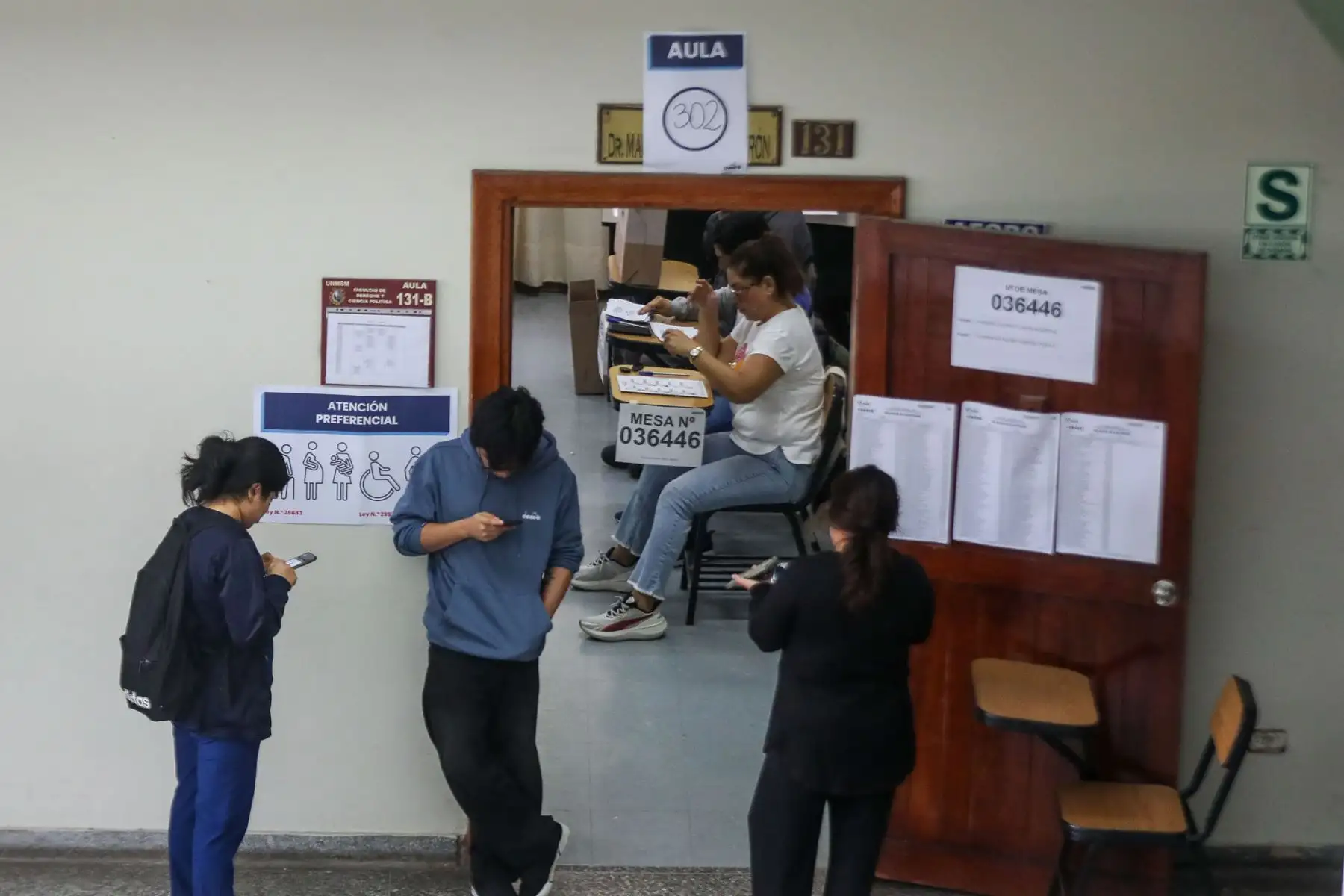 Miles de peruanos acuden este domingo a los centros de votación para participar en la segunda vuelta electoral que definirá al próximo presidente de la República entre Keiko Fujimori y Roberto Sánchez. Con las mesas de sufragio instaladas y la votación en marcha, los ciudadanos ejercen su derecho al voto en una jornada que se desarrolla bajo la supervisión de los organismos electorales. Foto: Ricardo Cuba.