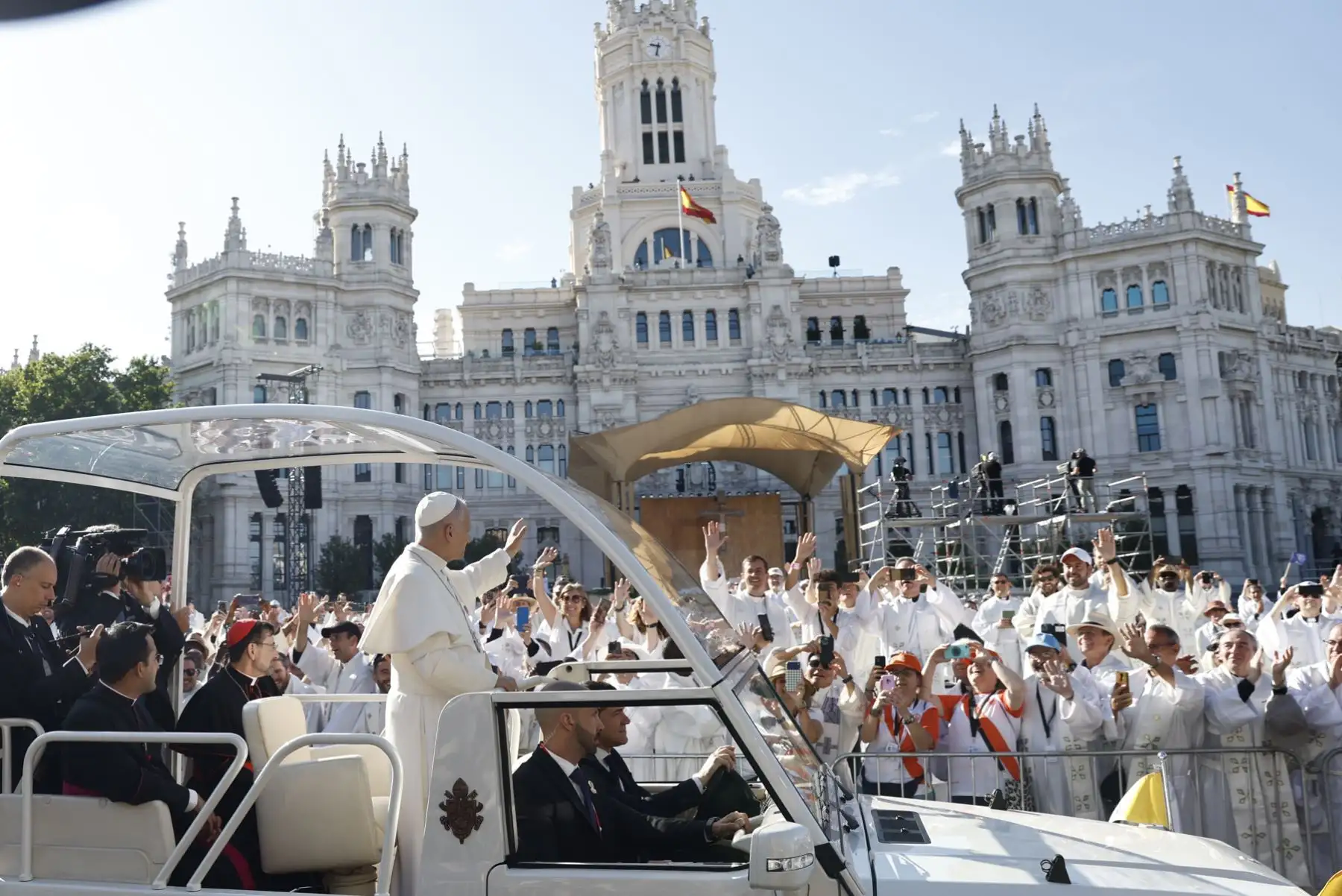 El papa León XIV saluda desde el papa móvil a su llegada a la plaza Cibeles para oficiar la misa del Corpus Christi, este domingo, en Madrid. Foto: EFE