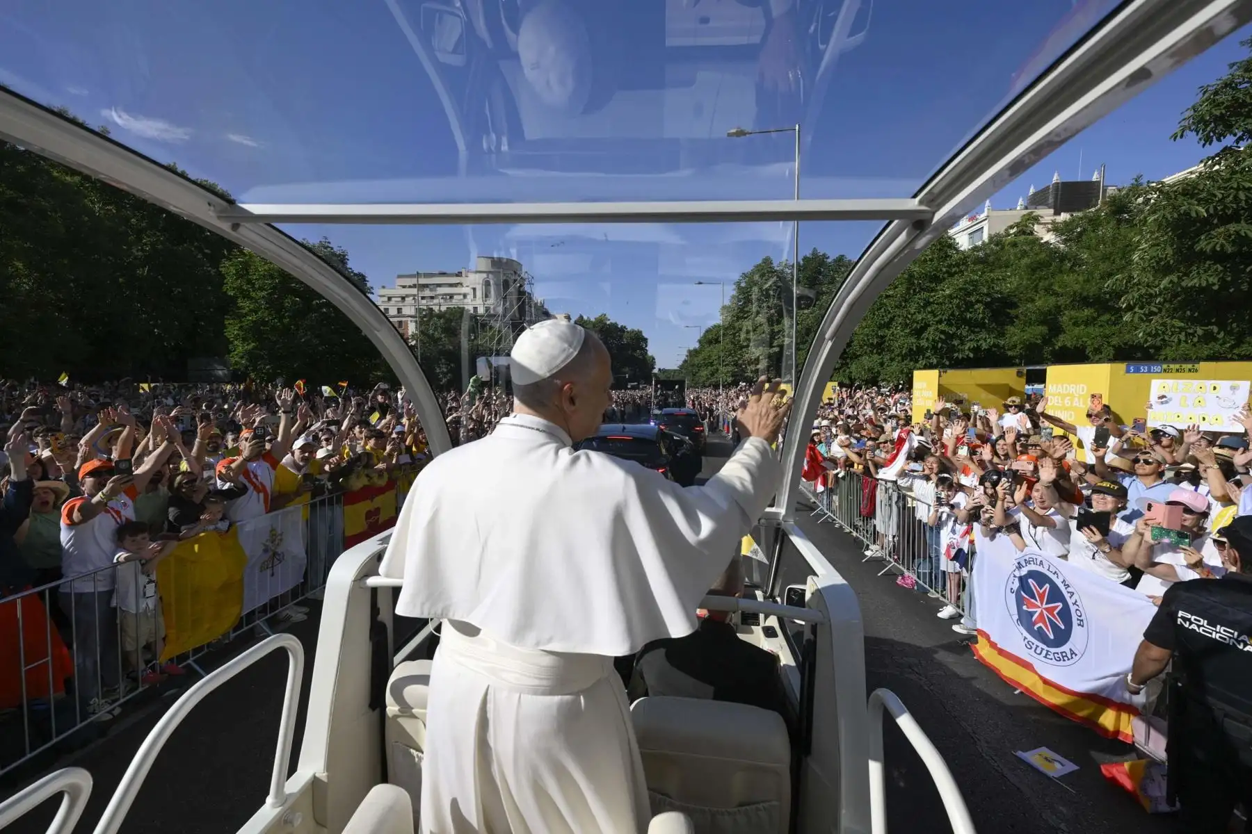 El papa León XIV saluda desde el papa móvil a su llegada a la plaza Cibeles para oficiar la misa del Corpus Christi, este domingo, en Madrid. Foto: EFE