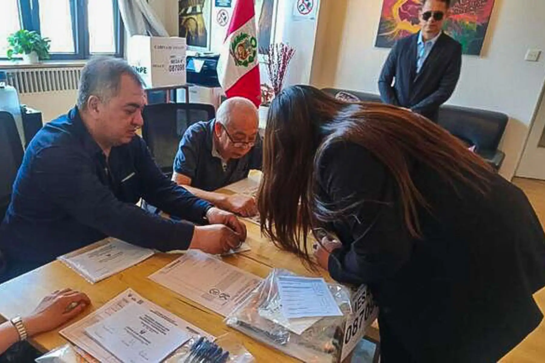 El proceso electoral para la segunda vuelta de las Elecciones Generales 2026 concluyó en los países de Oceanía y Asia donde residen ciudadanos peruanos habilitados para votar. Las jornadas se desarrollaron en oficinas consulares y locales habilitados por el Estado peruano, permitiendo que los connacionales ejerzan su derecho al sufragio antes del cierre de la votación en el territorio nacional. Fotos: Cancillería.