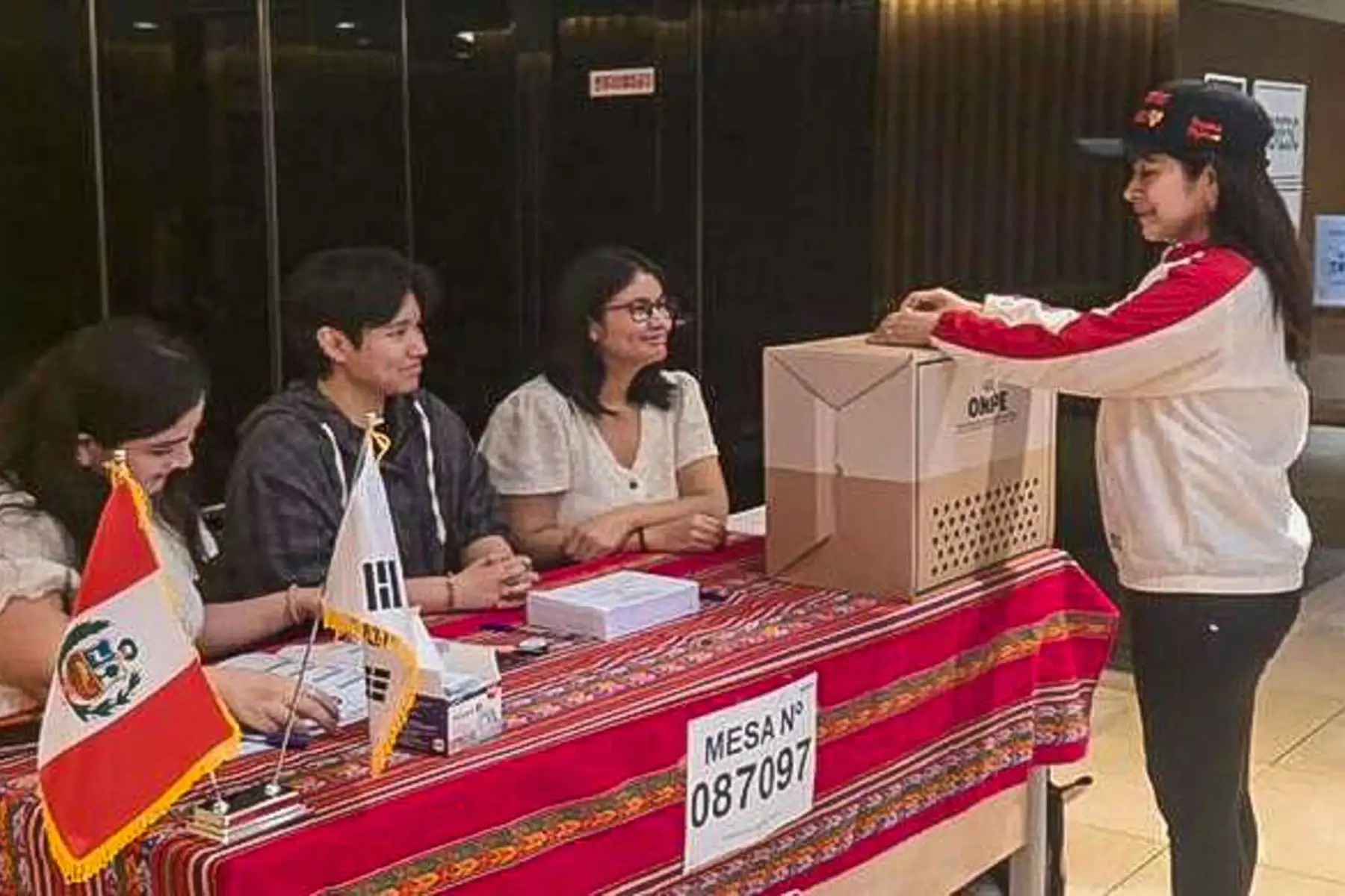 El proceso electoral para la segunda vuelta de las Elecciones Generales 2026 concluyó en los países de Oceanía y Asia donde residen ciudadanos peruanos habilitados para votar. Las jornadas se desarrollaron en oficinas consulares y locales habilitados por el Estado peruano, permitiendo que los connacionales ejerzan su derecho al sufragio antes del cierre de la votación en el territorio nacional. Fotos: Cancillería.