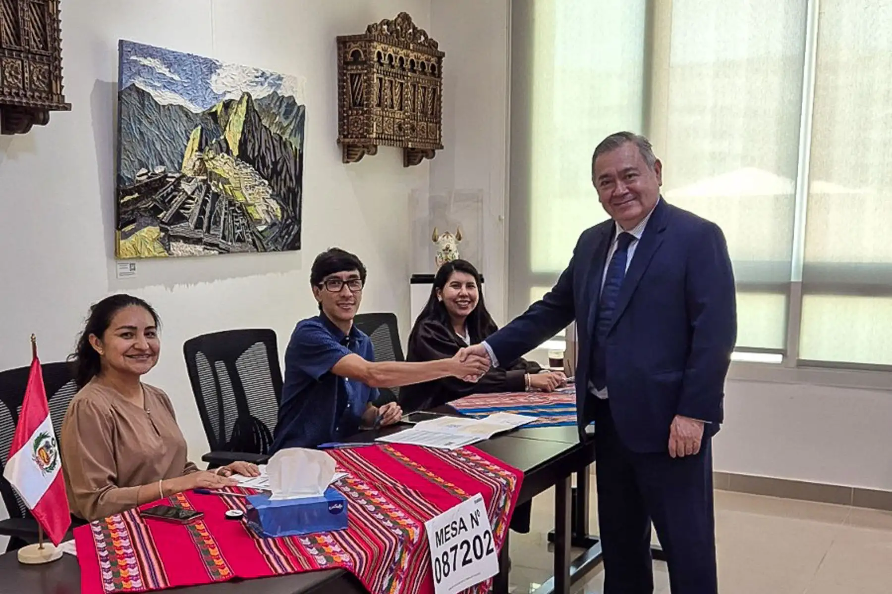 El proceso electoral para la segunda vuelta de las Elecciones Generales 2026 concluyó en los países de Oceanía y Asia donde residen ciudadanos peruanos habilitados para votar. Las jornadas se desarrollaron en oficinas consulares y locales habilitados por el Estado peruano, permitiendo que los connacionales ejerzan su derecho al sufragio antes del cierre de la votación en el territorio nacional. Fotos: Cancillería.