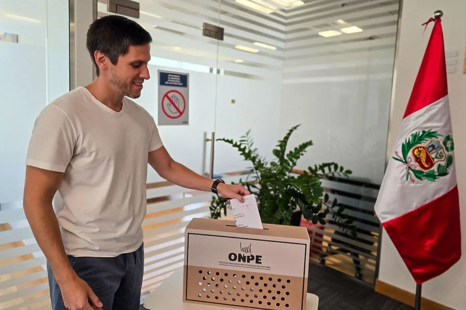 El proceso electoral para la segunda vuelta de las Elecciones Generales 2026 concluyó en los países de Oceanía y Asia donde residen ciudadanos peruanos habilitados para votar. Las jornadas se desarrollaron en oficinas consulares y locales habilitados por el Estado peruano, permitiendo que los connacionales ejerzan su derecho al sufragio antes del cierre de la votación en el territorio nacional. Fotos: Cancillería.