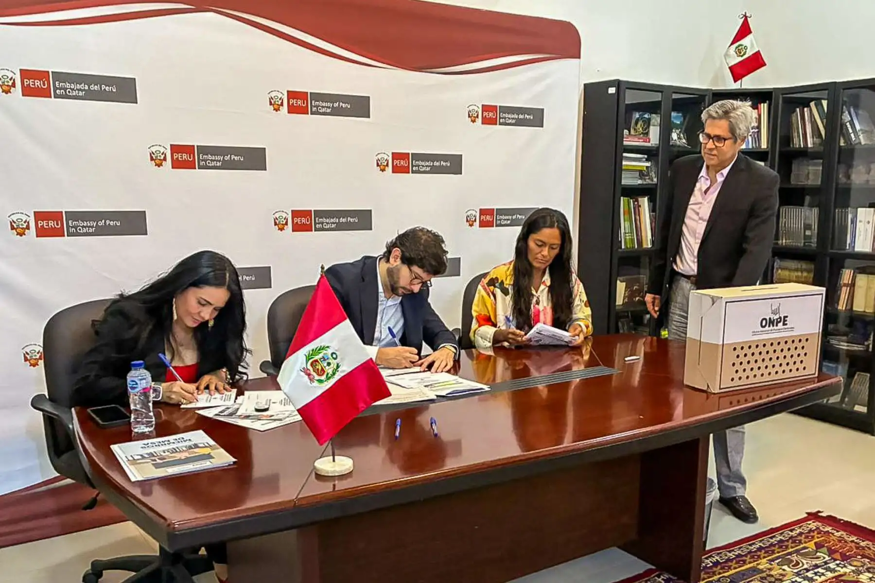 El proceso electoral para la segunda vuelta de las Elecciones Generales 2026 concluyó en los países de Oceanía y Asia donde residen ciudadanos peruanos habilitados para votar. Las jornadas se desarrollaron en oficinas consulares y locales habilitados por el Estado peruano, permitiendo que los connacionales ejerzan su derecho al sufragio antes del cierre de la votación en el territorio nacional. Fotos: Cancillería.