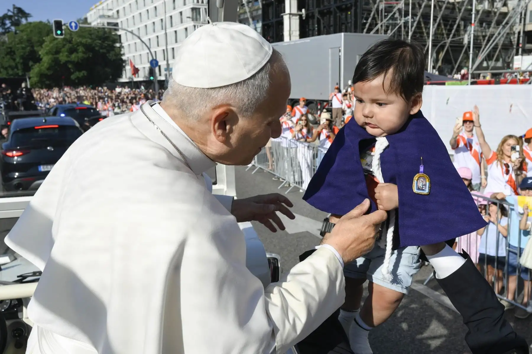 Papa León XIV saludando a un niño a su llegada para celebrar la misa del Corpus Christi en la Plaza de Cibeles, en Madrid. Foto: EFE