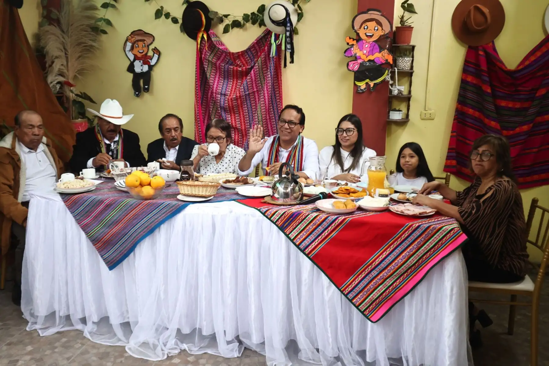 El candidato presidencial de Juntos por el Perú, Roberto Sánchez, comparte el tradicional desayuno familiar en Huaral al inicio de la jornada electoral de la segunda vuelta de las Elecciones Generales 2026. Foto: ANDINA/Juan Carlos Guzmán.