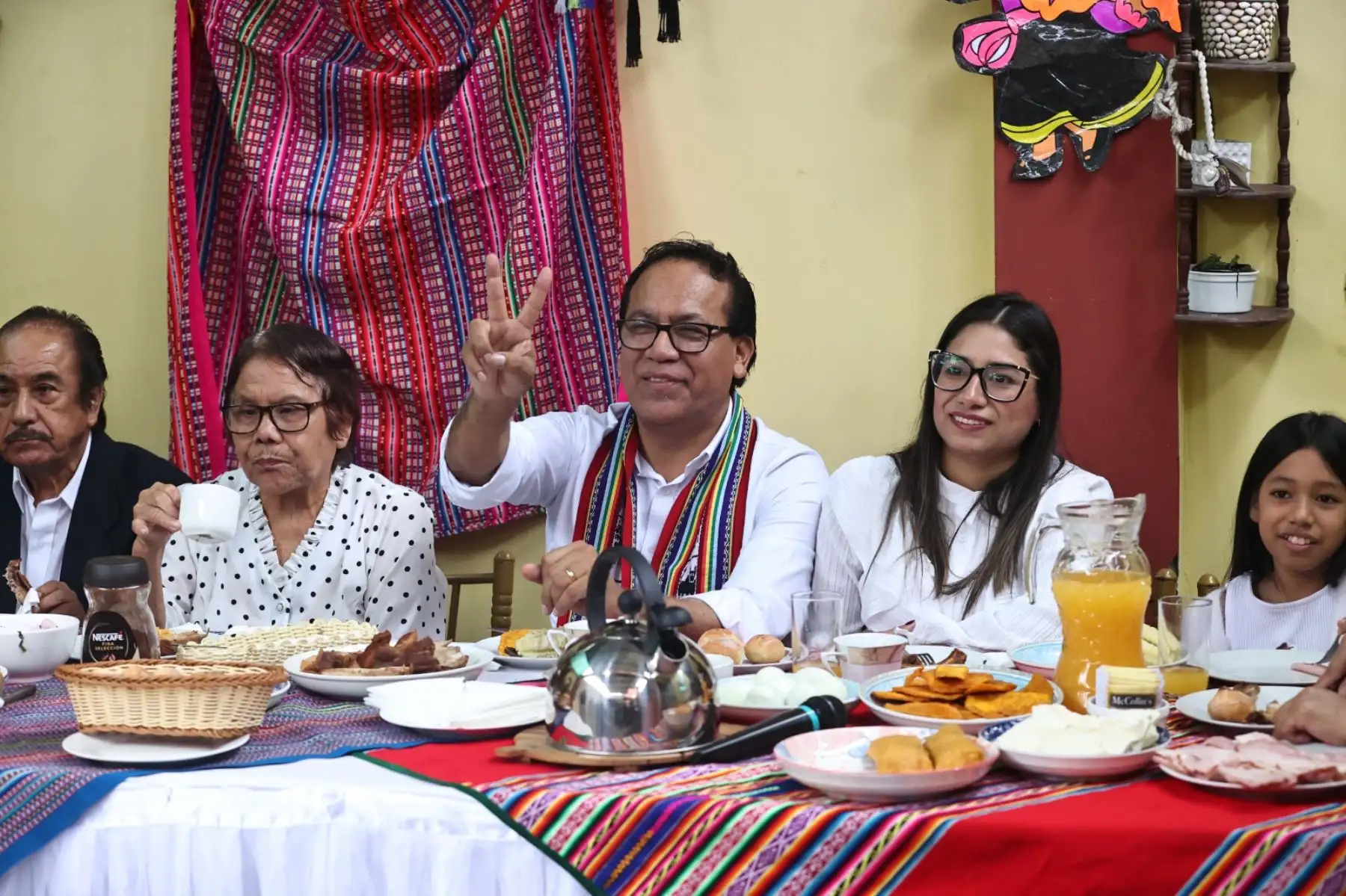 El candidato presidencial de Juntos por el Perú, Roberto Sánchez, comparte el tradicional desayuno familiar en Huaral al inicio de la jornada electoral de la segunda vuelta de las Elecciones Generales 2026. Foto: ANDINA/Juan Carlos Guzmán.
