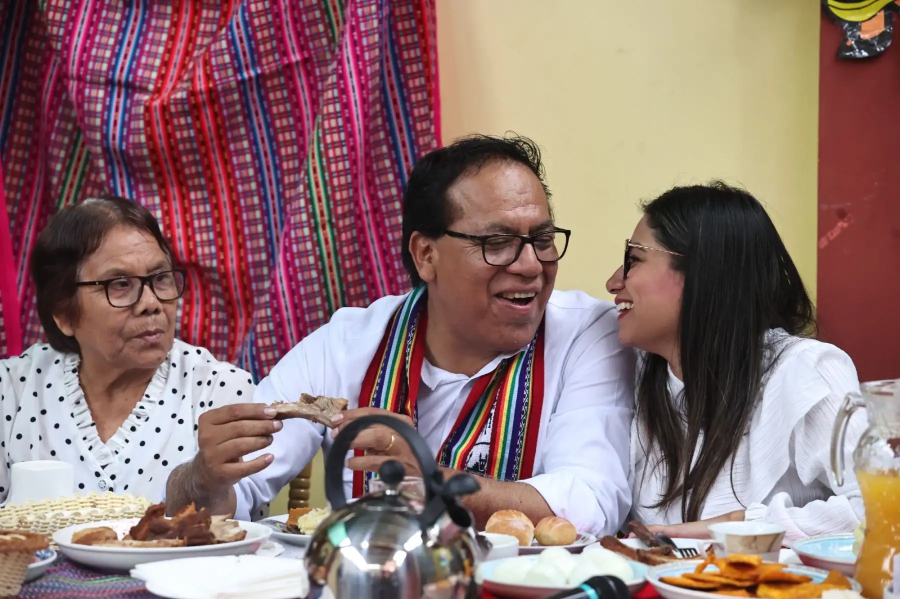 El candidato presidencial de Juntos por el Perú, Roberto Sánchez, comparte el tradicional desayuno familiar en Huaral al inicio de la jornada electoral de la segunda vuelta de las Elecciones Generales 2026. Foto: ANDINA/Juan Carlos Guzmán.