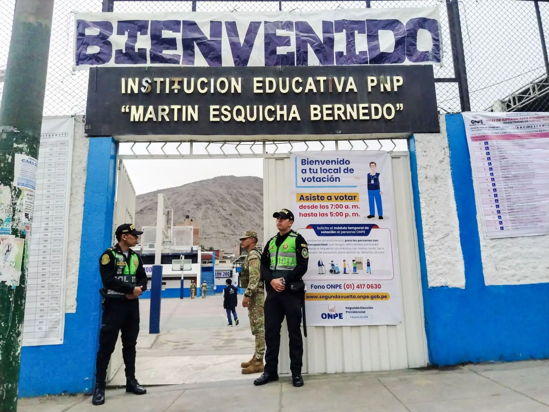 Efectivos de la PNP y las FF.AA. resguardan la seguridad en diversos locales de votación en Lima Metropolitana a pocas horas de darse inicio a los comicios de la segunda vuelta presidencial de las Elecciones Generales 2026 el domingo 7 de junio. Foto: ANDINA/Dany Seminario
