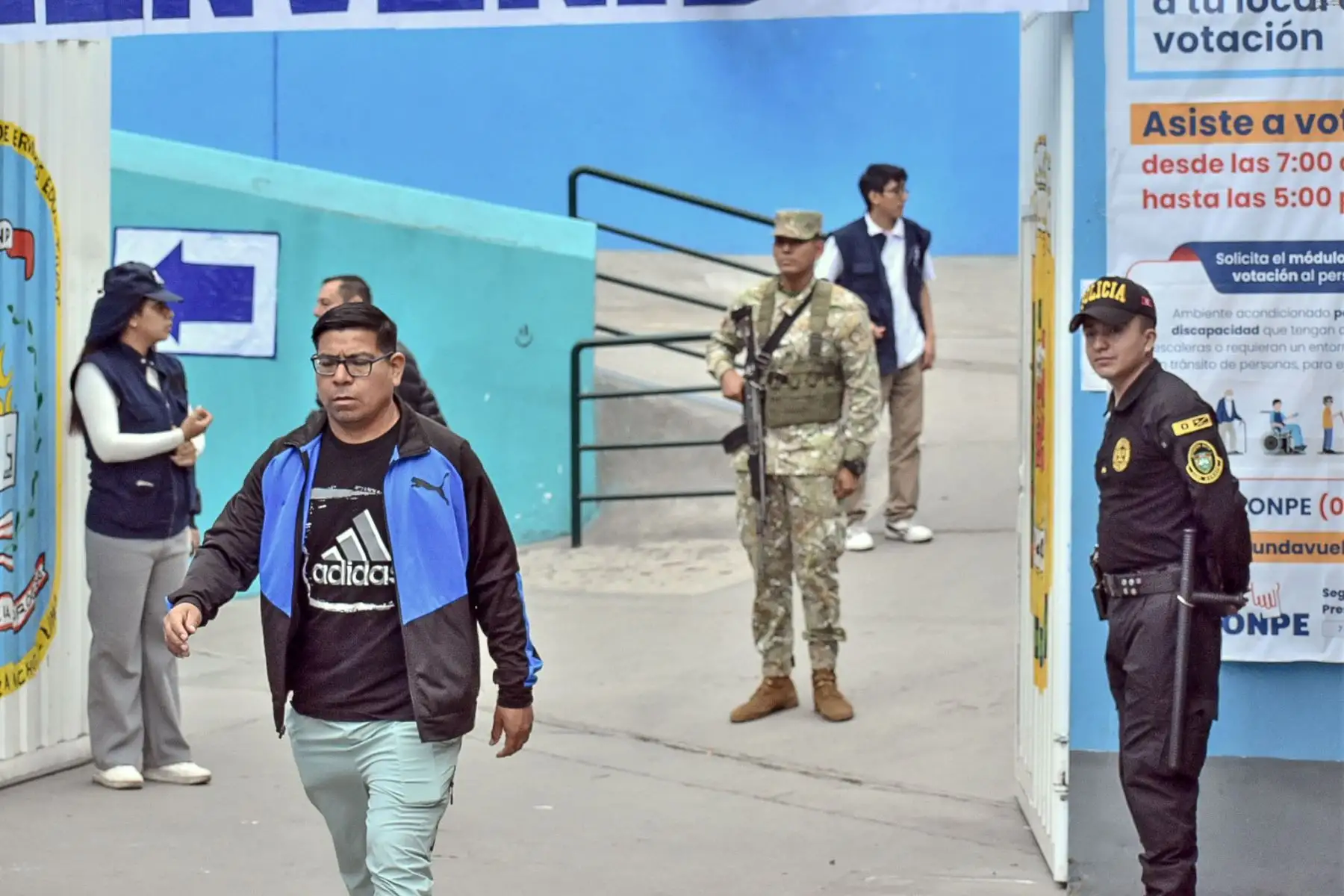 Efectivos de la PNP y las FF.AA. resguardan la seguridad en diversos locales de votación en Lima Metropolitana a pocas horas de darse inicio a los comicios de la segunda vuelta presidencial de las Elecciones Generales 2026 el domingo 7 de junio. Foto: ANDINA/Dany Seminario