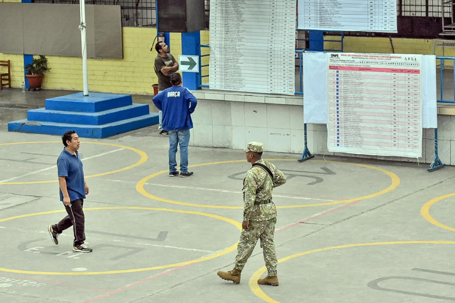 Efectivos de la PNP y las FF.AA. resguardan la seguridad en diversos locales de votación en Lima Metropolitana a pocas horas de darse inicio a los comicios de la segunda vuelta presidencial de las Elecciones Generales 2026 el domingo 7 de junio. Foto: ANDINA/Dany Seminario