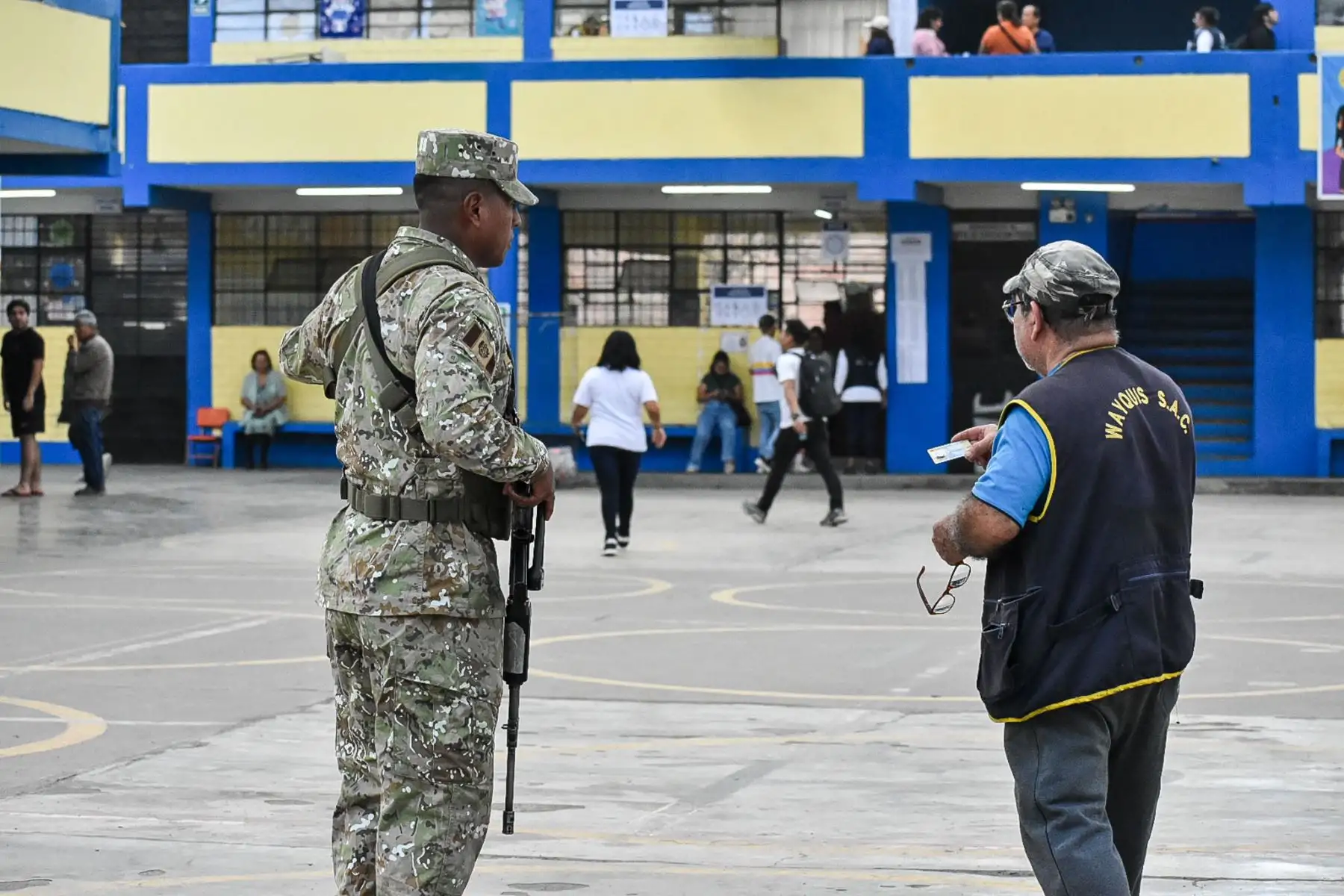 Efectivos de la PNP y las FF.AA. resguardan la seguridad en diversos locales de votación en Lima Metropolitana a pocas horas de darse inicio a los comicios de la segunda vuelta presidencial de las Elecciones Generales 2026 el domingo 7 de junio. Foto: ANDINA/Dany Seminario