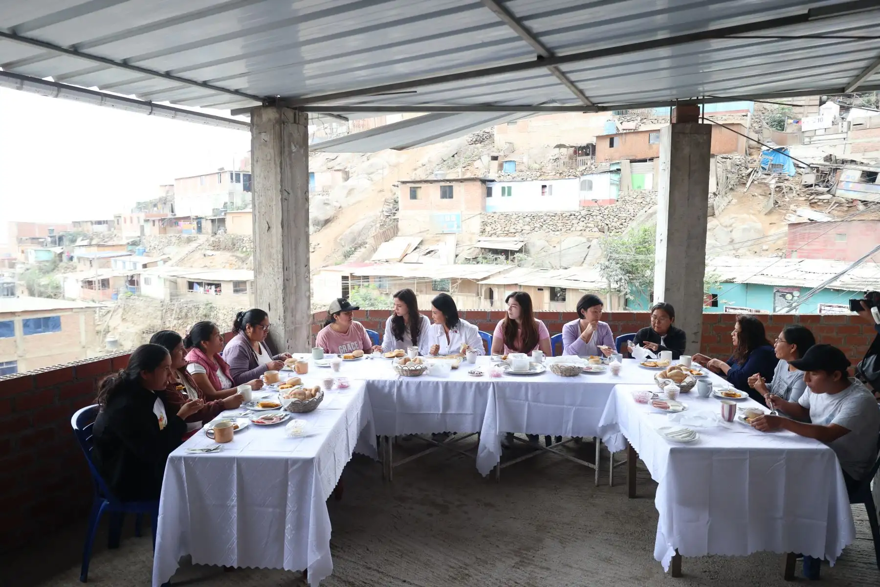 La candidata presidencial de Fuerza Popular, Keiko Fujimori, comparte el tradicional desayuno familiar en el distrito de San Juan de Lurigancho al inicio de la jornada electoral de la segunda vuelta de las Elecciones Generales 2026. Foto: ANDINA/Jhonel Rodríguez