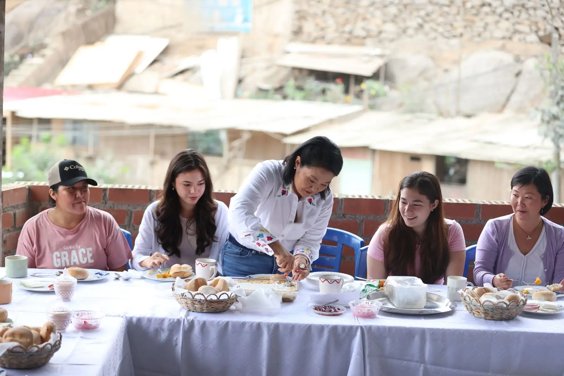 La candidata presidencial de Fuerza Popular, Keiko Fujimori, comparte el tradicional desayuno familiar en el distrito de San Juan de Lurigancho al inicio de la jornada electoral de la segunda vuelta de las Elecciones Generales 2026. Foto: ANDINA/Jhonel Rodríguez