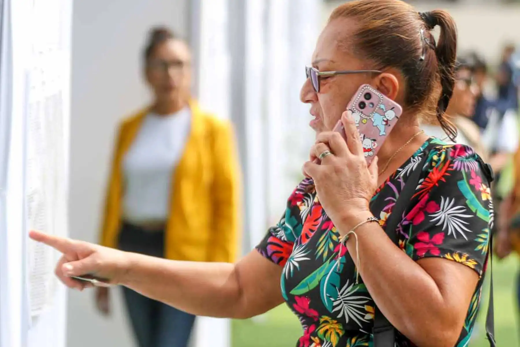 Cientos de ciudadanos acuden al colegio Alfonso Ugarte para participar en la segunda vuelta electoral de las Elecciones Generales 2026. La jornada se desarrolla con normalidad y registra una alta afluencia de votantes, quienes ejercen su derecho al sufragio en uno de los principales centros de votación de Lima Metropolitana. Foto: ANDINA/Ricardo Cuba.