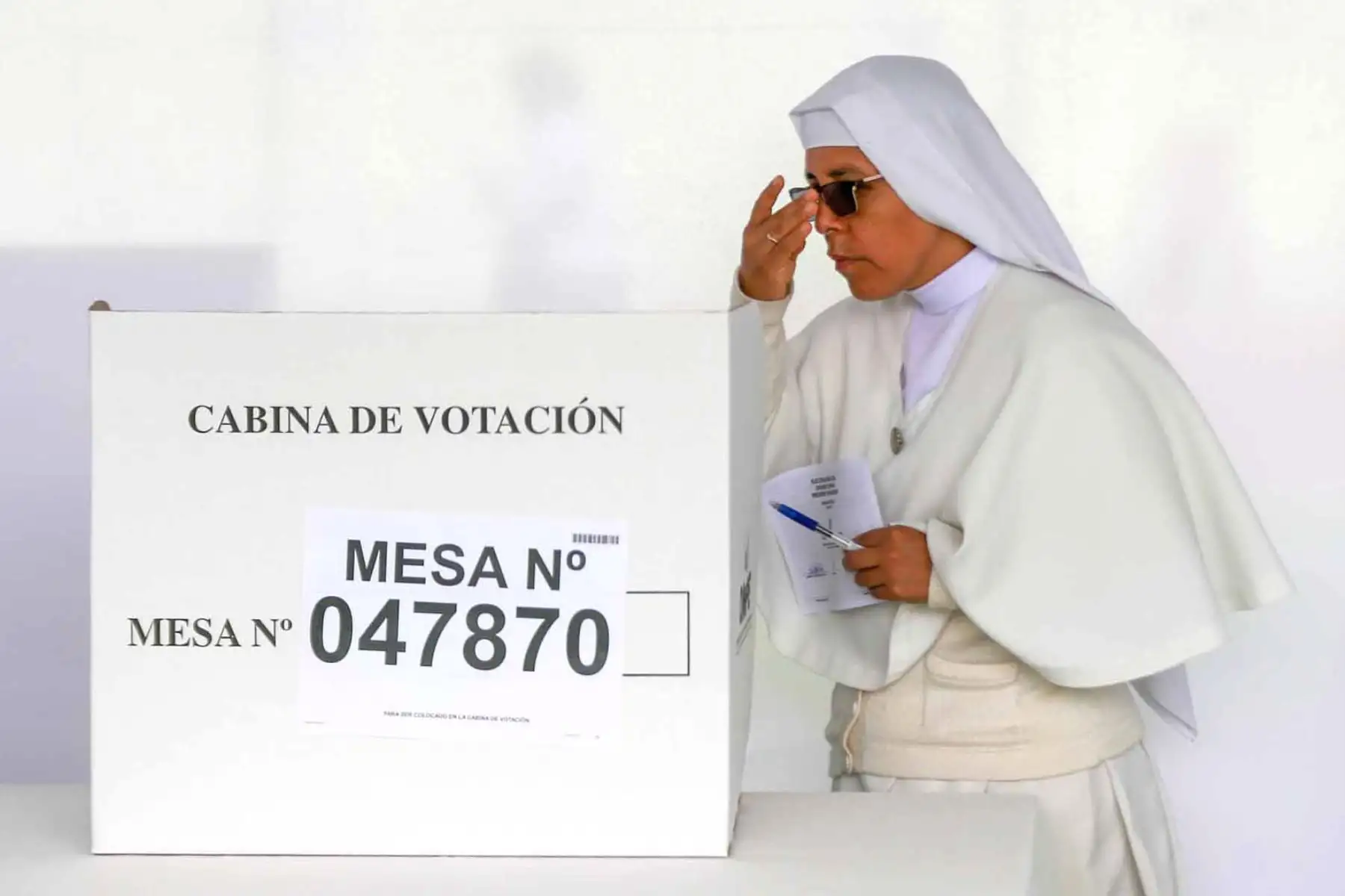 Cientos de ciudadanos acuden al colegio Alfonso Ugarte para participar en la segunda vuelta electoral de las Elecciones Generales 2026. La jornada se desarrolla con normalidad y registra una alta afluencia de votantes, quienes ejercen su derecho al sufragio en uno de los principales centros de votación de Lima Metropolitana. Foto: ANDINA/Ricardo Cuba.