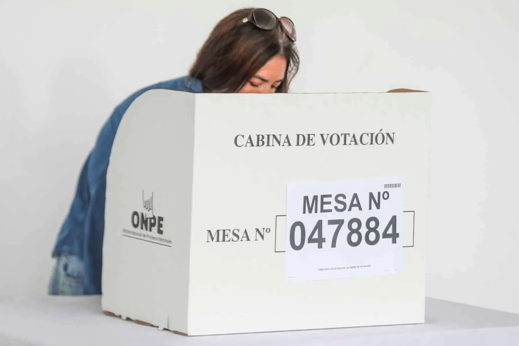 Cientos de ciudadanos acuden al colegio Alfonso Ugarte para participar en la segunda vuelta electoral de las Elecciones Generales 2026. La jornada se desarrolla con normalidad y registra una alta afluencia de votantes, quienes ejercen su derecho al sufragio en uno de los principales centros de votación de Lima Metropolitana. Foto: ANDINA/Ricardo Cuba.