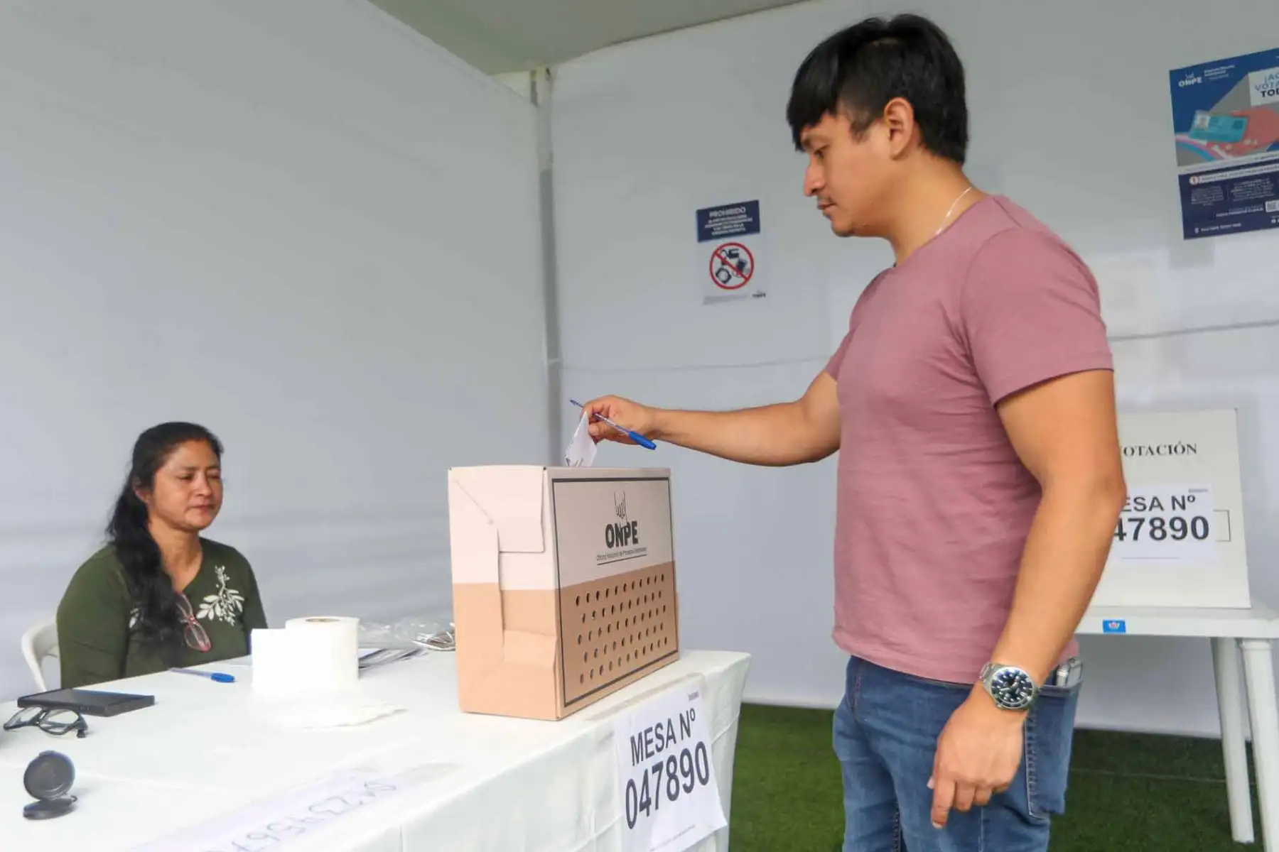 Cientos de ciudadanos acuden al colegio Alfonso Ugarte para participar en la segunda vuelta electoral de las Elecciones Generales 2026. La jornada se desarrolla con normalidad y registra una alta afluencia de votantes, quienes ejercen su derecho al sufragio en uno de los principales centros de votación de Lima Metropolitana. Foto: ANDINA/Ricardo Cuba.