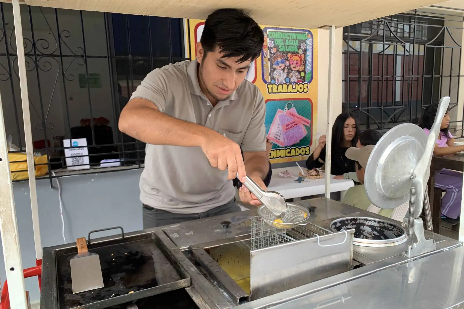 Decenas de emprendedores y comerciantes ofrecen alimentos, bebidas y diversos productos en los alrededores de los centros de votación durante la segunda vuelta electoral de las Elecciones Generales 2026. La gran afluencia de ciudadanos a los locales de sufragio genera una oportunidad para dinamizar las ventas y la actividad económica de pequeños negocios instalados en la zona. Foto: ANDINA/Mayfer Fuentes