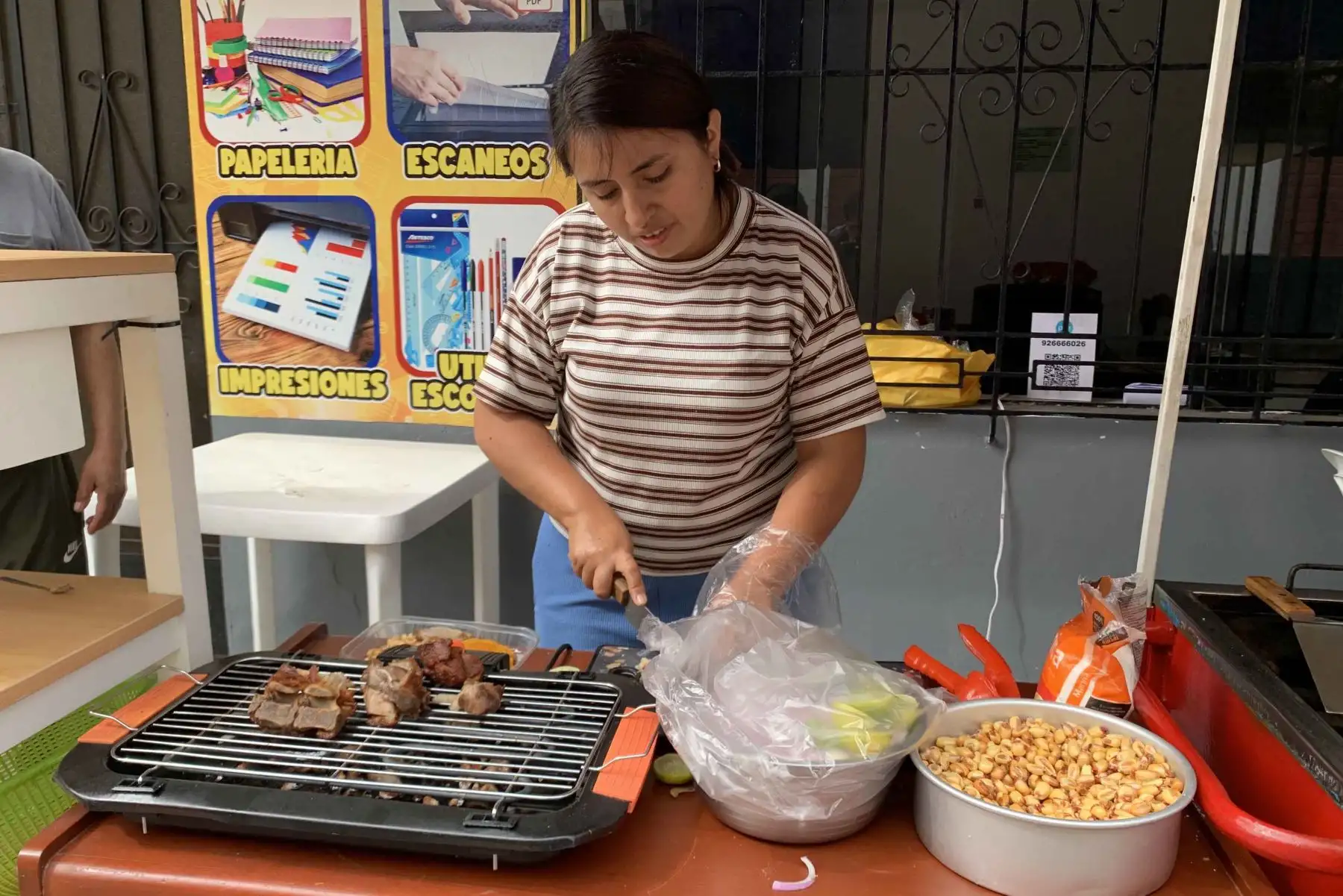 Decenas de emprendedores y comerciantes ofrecen alimentos, bebidas y diversos productos en los alrededores de los centros de votación durante la segunda vuelta electoral de las Elecciones Generales 2026. La gran afluencia de ciudadanos a los locales de sufragio genera una oportunidad para dinamizar las ventas y la actividad económica de pequeños negocios instalados en la zona. Foto: ANDINA/Mayfer Fuentes