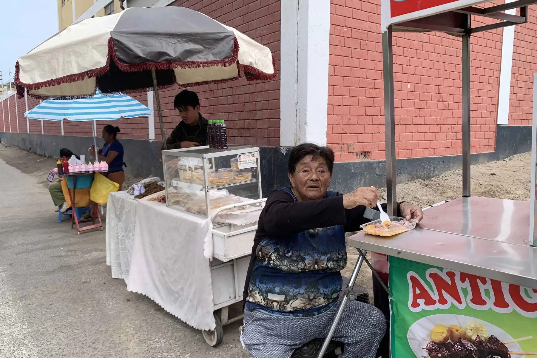 Decenas de emprendedores y comerciantes ofrecen alimentos, bebidas y diversos productos en los alrededores de los centros de votación durante la segunda vuelta electoral de las Elecciones Generales 2026. La gran afluencia de ciudadanos a los locales de sufragio genera una oportunidad para dinamizar las ventas y la actividad económica de pequeños negocios instalados en la zona. Foto: ANDINA/Mayfer Fuentes