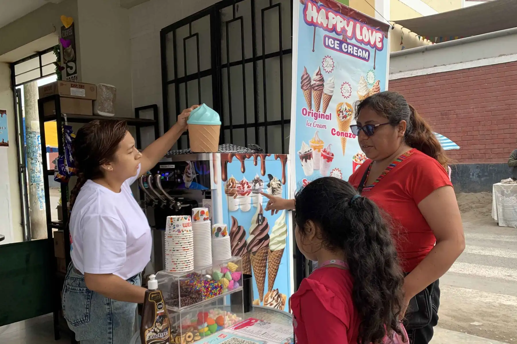 Decenas de emprendedores y comerciantes ofrecen alimentos, bebidas y diversos productos en los alrededores de los centros de votación durante la segunda vuelta electoral de las Elecciones Generales 2026. La gran afluencia de ciudadanos a los locales de sufragio genera una oportunidad para dinamizar las ventas y la actividad económica de pequeños negocios instalados en la zona. Foto: ANDINA/Mayfer Fuentes