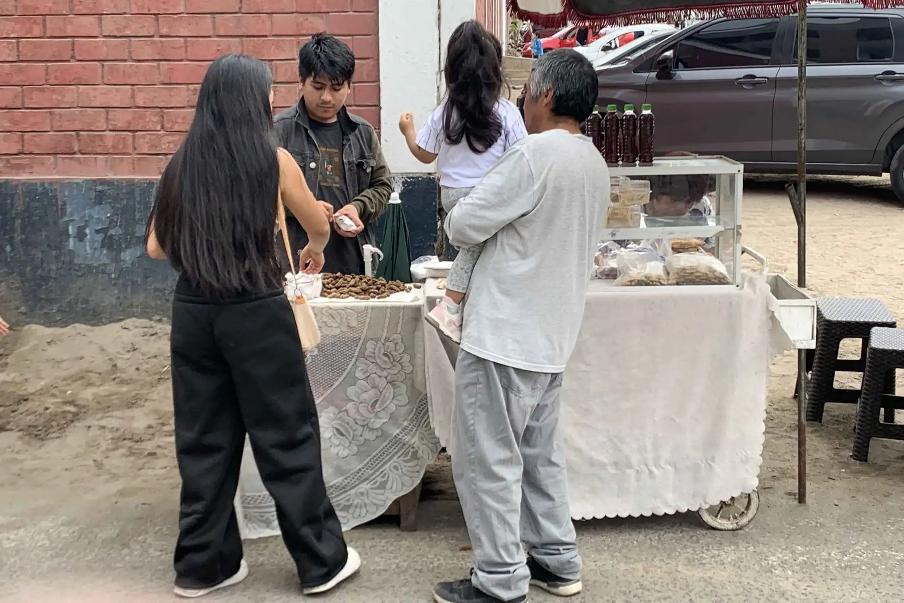 Decenas de emprendedores y comerciantes ofrecen alimentos, bebidas y diversos productos en los alrededores de los centros de votación durante la segunda vuelta electoral de las Elecciones Generales 2026. La gran afluencia de ciudadanos a los locales de sufragio genera una oportunidad para dinamizar las ventas y la actividad económica de pequeños negocios instalados en la zona. Foto: ANDINA/Mayfer Fuentes