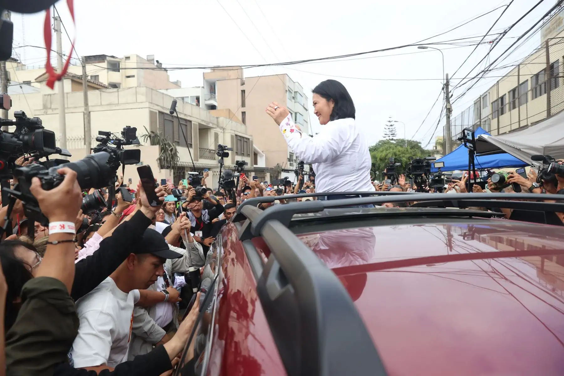 La candidata presidencial de Fuerza Popular, Keiko Fujimori, saluda a sus seguidores tras emitir su voto en la Institución Educativa Libertador San Martín, ubicada en el distrito de San Borja. Foto: ANDINA/Jhonel Rodríguez Robles