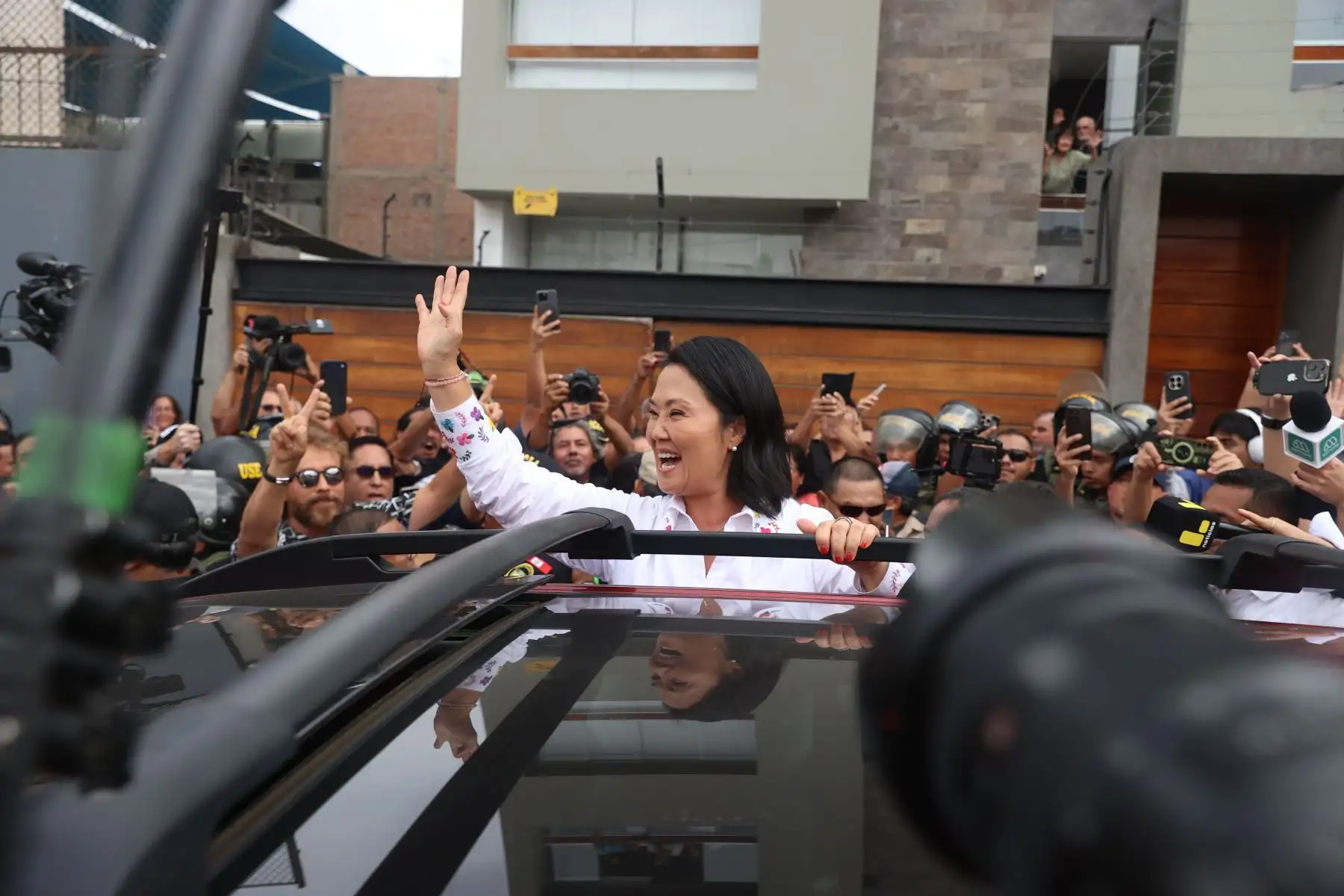 La candidata presidencial de Fuerza Popular, Keiko Fujimori, saluda a sus seguidores tras emitir su voto en la Institución Educativa Libertador San Martín, ubicada en el distrito de San Borja. Foto: ANDINA/Jhonel Rodríguez Robles