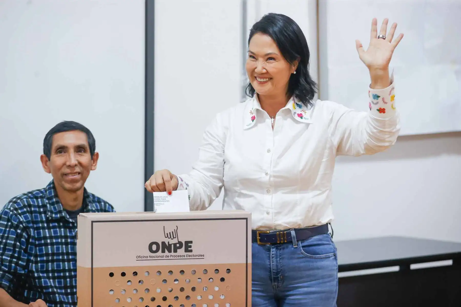 La candidata presidencial de Fuerza Popular, Keiko Fujimori, emite su voto en la Institución Educativa Libertador San Martín, ubicada en el distrito de San Borja, durante la segunda vuelta de las Elecciones Generales 2026 en Perú. Foto: ANDINA/Vidal Tarqui