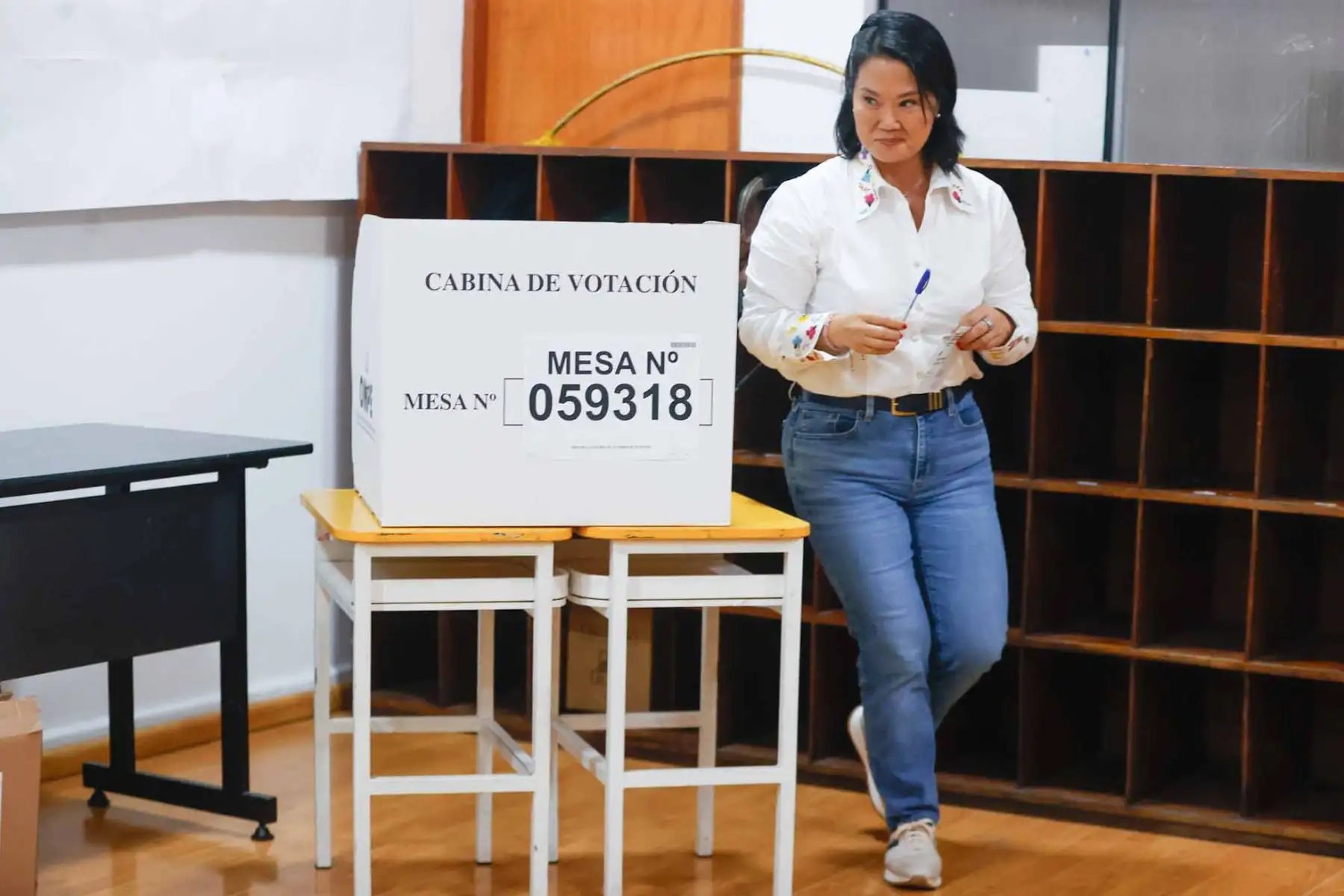 La candidata presidencial de Fuerza Popular, Keiko Fujimori, emite su voto en la Institución Educativa Libertador San Martín, ubicada en el distrito de San Borja, durante la segunda vuelta de las Elecciones Generales 2026 en Perú. Foto: ANDINA/Vidal Tarqui
