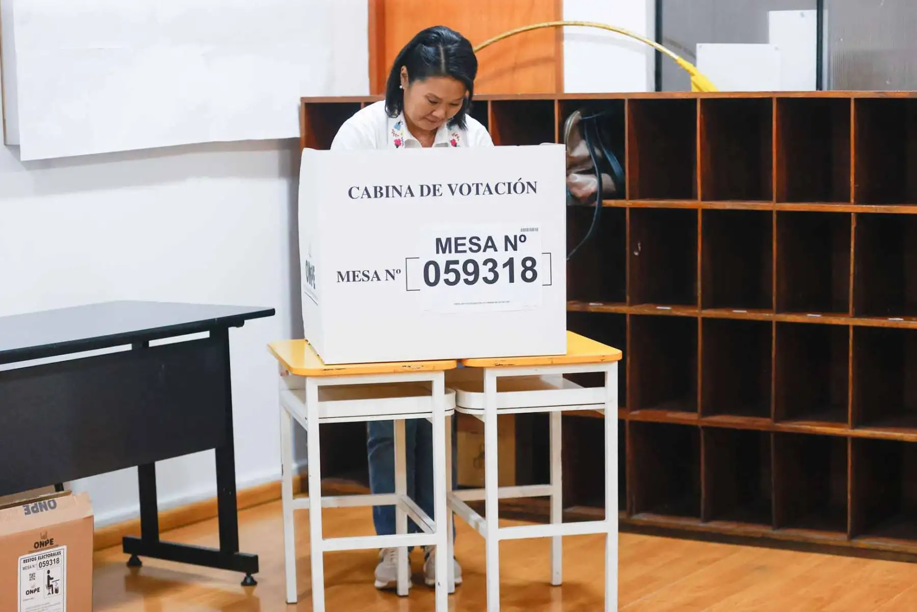 La candidata presidencial de Fuerza Popular, Keiko Fujimori, emite su voto en la Institución Educativa Libertador San Martín, ubicada en el distrito de San Borja, durante la segunda vuelta de las Elecciones Generales 2026 en Perú. Foto: ANDINA/Vidal Tarqui