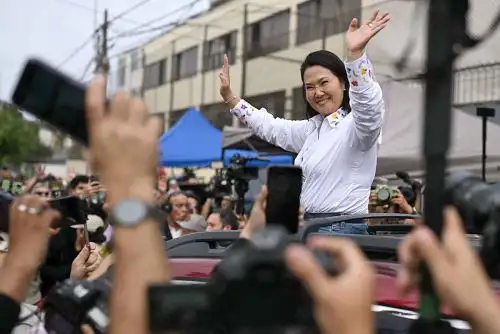 Elecciones 2026: Keiko Fujimori saluda a sus seguidores tras emitir su voto