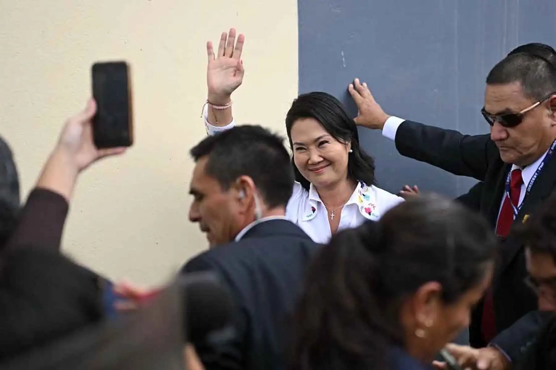 La candidata presidencial de Fuerza Popular, Keiko Fujimori, saluda a sus seguidores tras emitir su voto en la Institución Educativa Libertador San Martín, ubicada en el distrito de San Borja. Foto: ANDINA/AFP