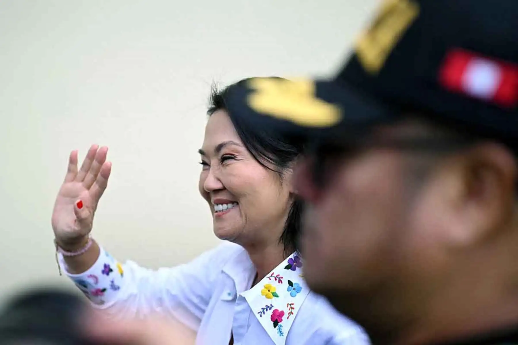 La candidata presidencial de Fuerza Popular, Keiko Fujimori, saluda a sus seguidores tras emitir su voto en la Institución Educativa Libertador San Martín, ubicada en el distrito de San Borja. Foto: ANDINA/AFP