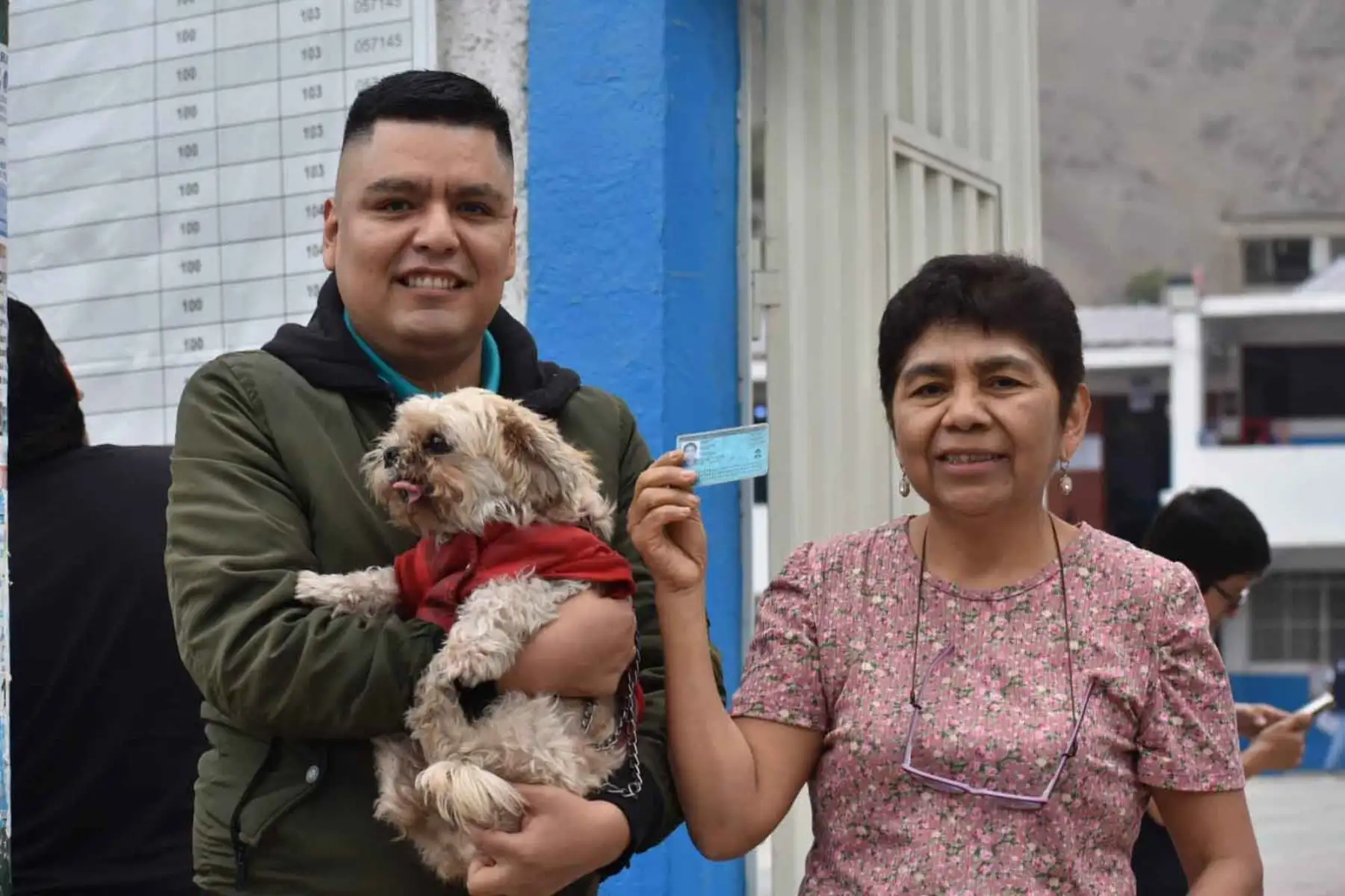 Varios ciudadanos acudieron a votar acompañados de sus mascotas durante la segunda vuelta electoral de las Elecciones Generales 2026. En distintos centros de votación, los perros se convirtieron en protagonistas de la jornada, acompañando a sus dueños y despertando la atención de otros electores en una fecha clave para la democracia peruana. Foto: ANDINA/Dany Seminario.