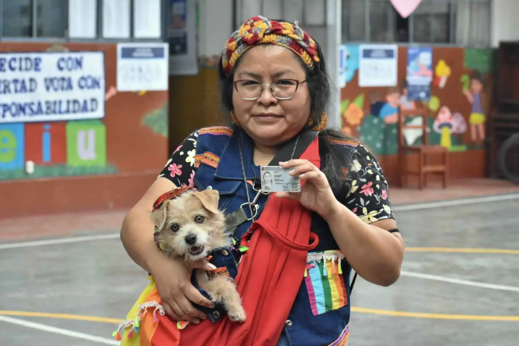 Varios ciudadanos acudieron a votar acompañados de sus mascotas durante la segunda vuelta electoral de las Elecciones Generales 2026. En distintos centros de votación, los perros se convirtieron en protagonistas de la jornada, acompañando a sus dueños y despertando la atención de otros electores en una fecha clave para la democracia peruana. Foto: ANDINA/Dany Seminario.
