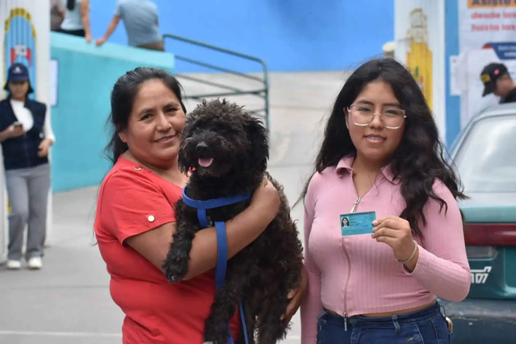 Varios ciudadanos acudieron a votar acompañados de sus mascotas durante la segunda vuelta electoral de las Elecciones Generales 2026. En distintos centros de votación, los perros se convirtieron en protagonistas de la jornada, acompañando a sus dueños y despertando la atención de otros electores en una fecha clave para la democracia peruana. Foto: ANDINA/Dany Seminario.