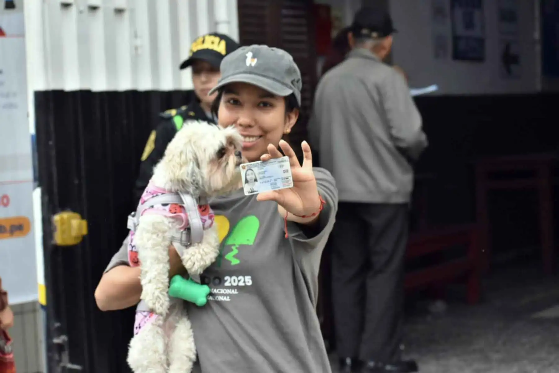 Varios ciudadanos acudieron a votar acompañados de sus mascotas durante la segunda vuelta electoral de las Elecciones Generales 2026. En distintos centros de votación, los perros se convirtieron en protagonistas de la jornada, acompañando a sus dueños y despertando la atención de otros electores en una fecha clave para la democracia peruana. Foto: ANDINA/Dany Seminario.