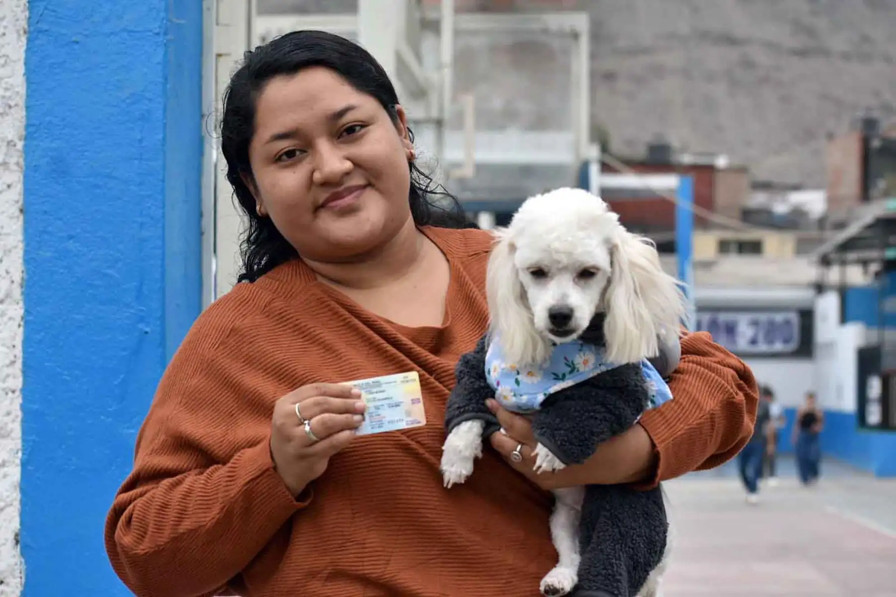 Varios ciudadanos acudieron a votar acompañados de sus mascotas durante la segunda vuelta electoral de las Elecciones Generales 2026. En distintos centros de votación, los perros se convirtieron en protagonistas de la jornada, acompañando a sus dueños y despertando la atención de otros electores en una fecha clave para la democracia peruana. Foto: ANDINA/Dany Seminario.