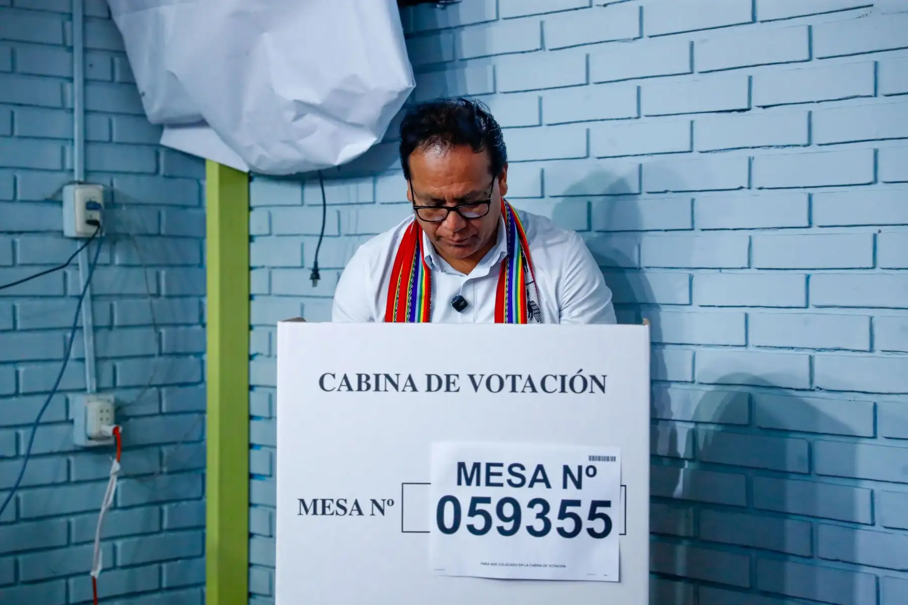 El candidato presidencial de Juntos por el Perú, Roberto Sánchez, emite su voto en la Institución Educativa María Reiche, ubicada en el distrito de San Borja, durante la segunda vuelta de las Elecciones Generales 2026 en Perú. Foto: ANDINA/Daniel Bracamonte