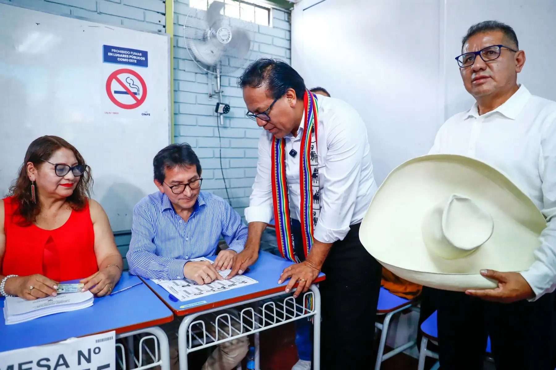 El candidato presidencial de Juntos por el Perú, Roberto Sánchez, emite su voto en la Institución Educativa María Reiche, ubicada en el distrito de San Borja, durante la segunda vuelta de las Elecciones Generales 2026 en Perú. Foto: ANDINA/Daniel Bracamonte