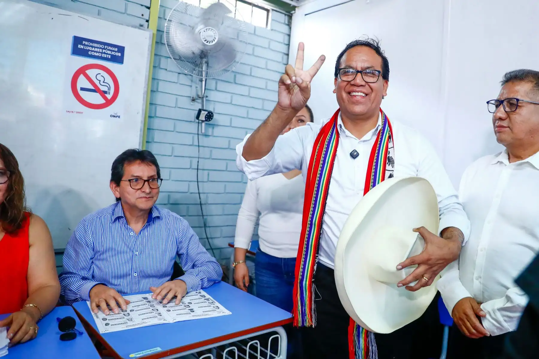 El candidato presidencial de Juntos por el Perú, Roberto Sánchez, emite su voto en la Institución Educativa María Reiche, ubicada en el distrito de San Borja, durante la segunda vuelta de las Elecciones Generales 2026 en Perú. Foto: ANDINA/Daniel Bracamonte