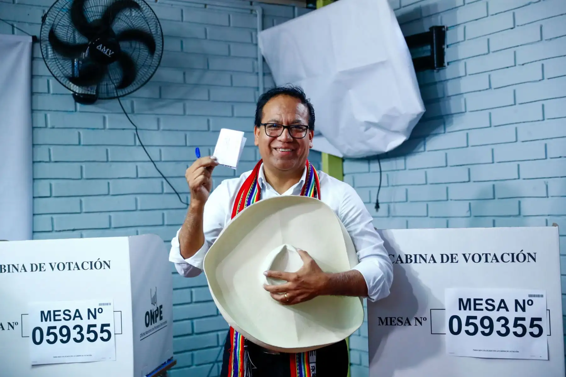 El candidato presidencial de Juntos por el Perú, Roberto Sánchez, emite su voto en la Institución Educativa María Reiche, ubicada en el distrito de San Borja, durante la segunda vuelta de las Elecciones Generales 2026 en Perú. Foto: ANDINA/Daniel Bracamonte