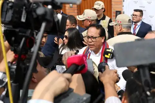 Elecciones 2026: Roberto Sánchez saluda a sus seguidores tras emitir su voto